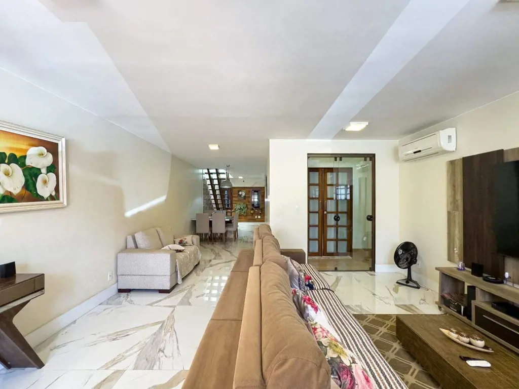 SRES Quadra 6 - Sobrado de 3 pavimentos, 4 suítes com 397m². Terreno grande e va...