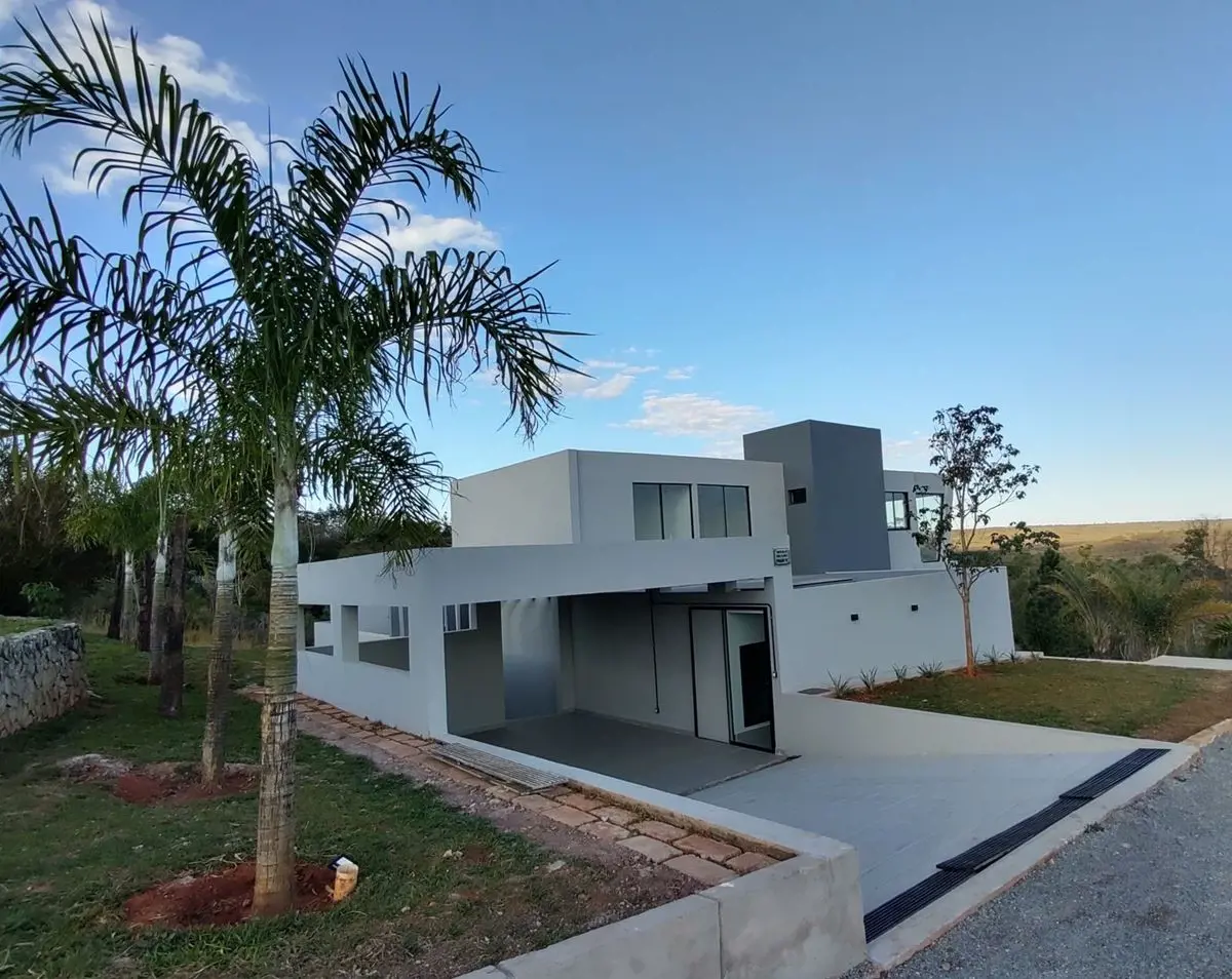 410m2 de área coberta;50m2 de área de lazer: piscina, deck, jardim interno;110m2...