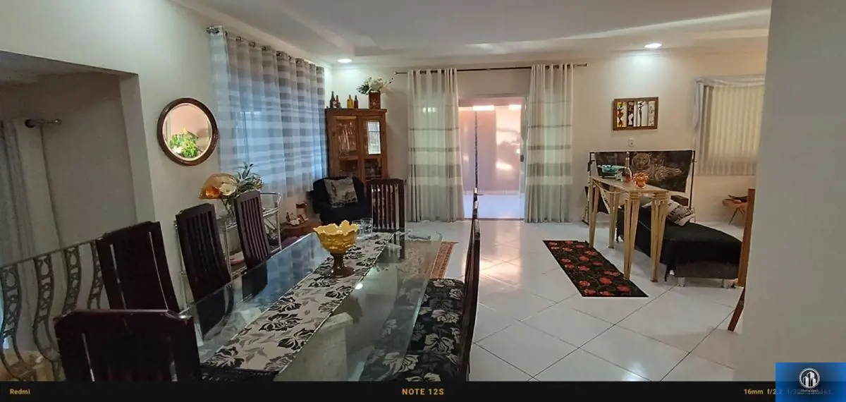 Excelente sobrado com 4 quartos, garagem para 4 carros e área de lazer.1º Pavime...