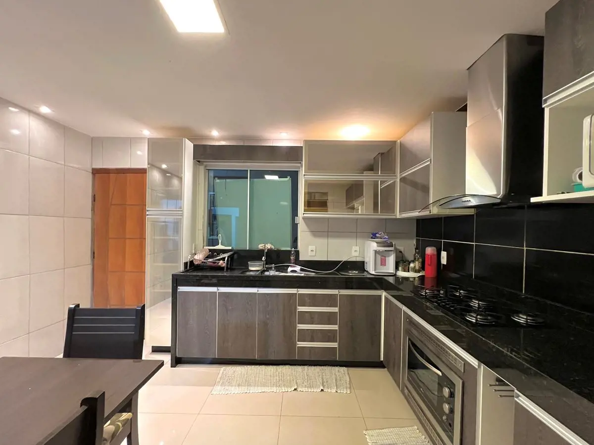 Vendo excelente imóvel para investimento, onde contém: - 1 casa térrea com 3 qua...