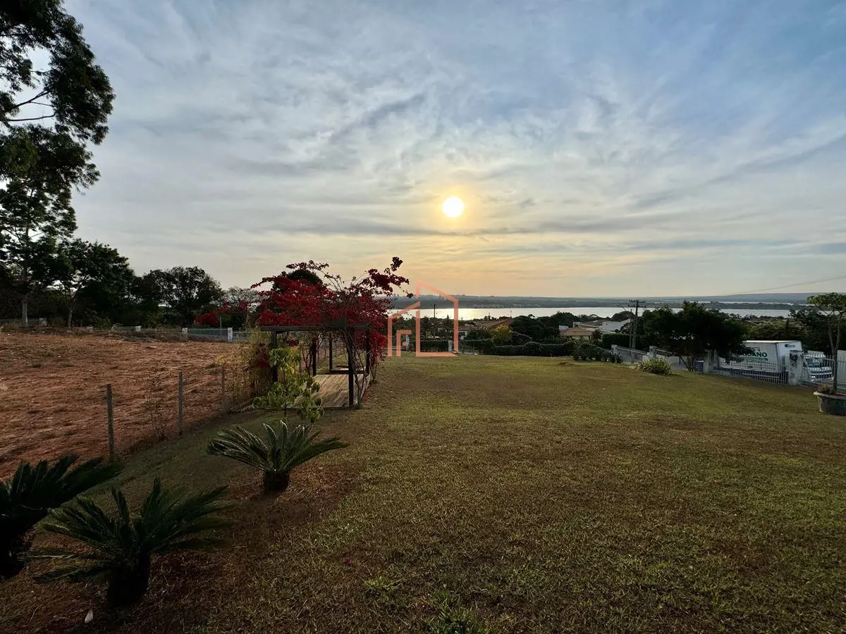 ALDF imóveis vende, excelente lote na QI 28, com 1 casa térrea simples. Esse lot...