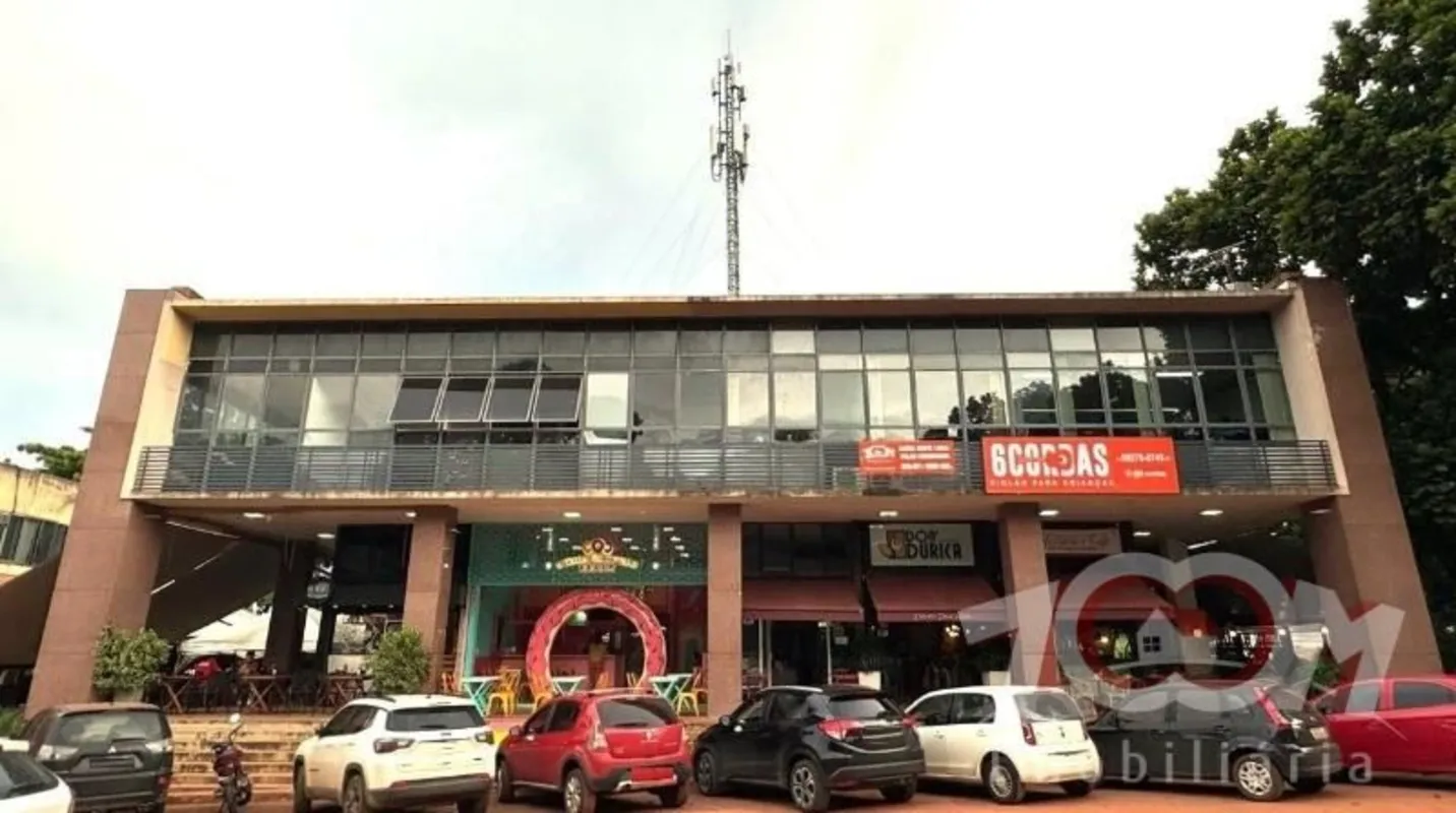 Conjunto comercial todo reformado, com escada de acesso em granito, nos corredor...