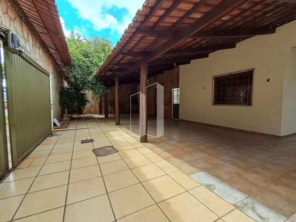 Casa  muito conservada, Garagem pra 3 carros, varanda , churrasqueira, lavabo,3 ...