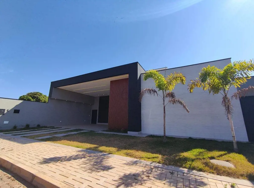 Apresentamos a casa dos seus sonhos, recém-construída com design moderno e detal...