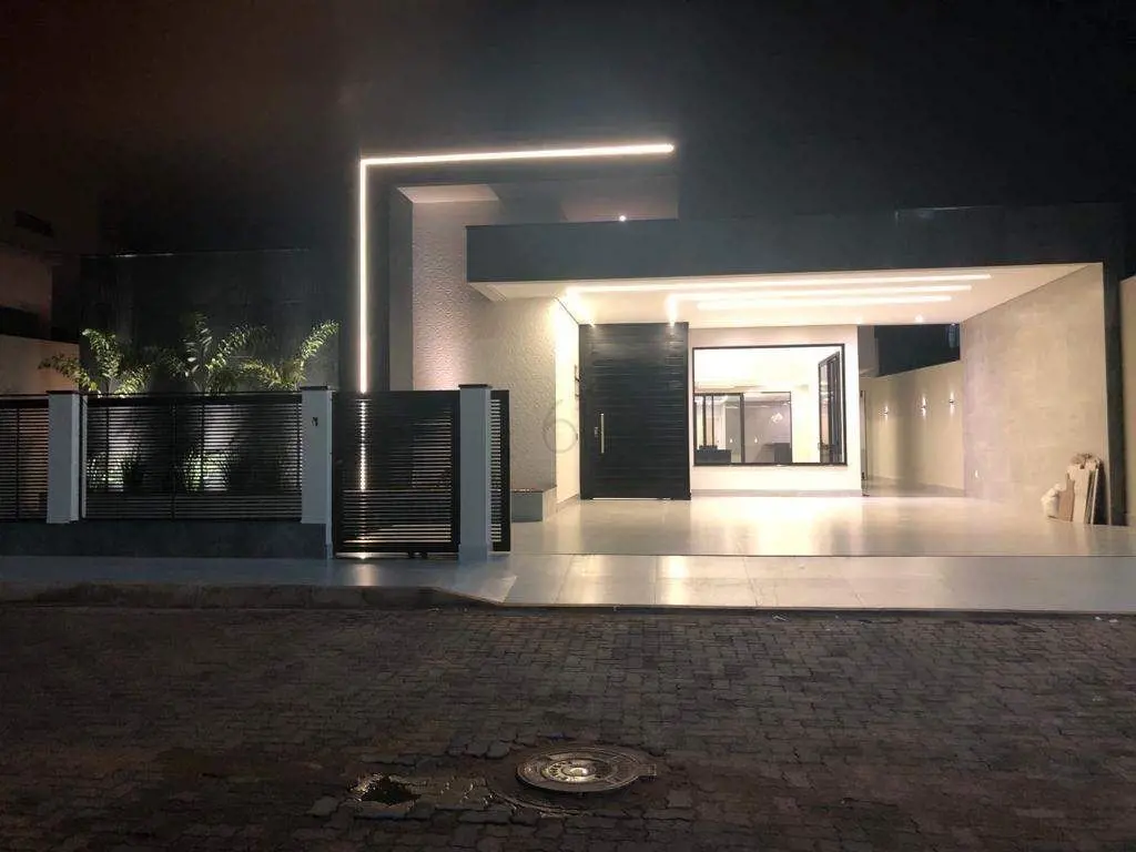 Desfrute da vida na Região dos Lagos!Apresento esta encantadora casa de alto pad...