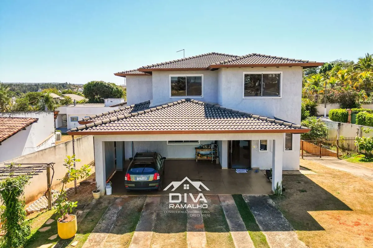Apresento excelente casa com 400m² de área, de esquina, terreno com 1.204m2 de á...