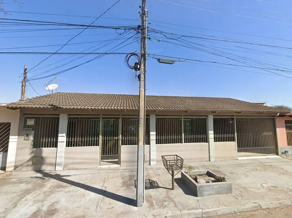 Casa térrea lote de 15x15 metros, com pintura nova, reformada há cerca de 01 ano...