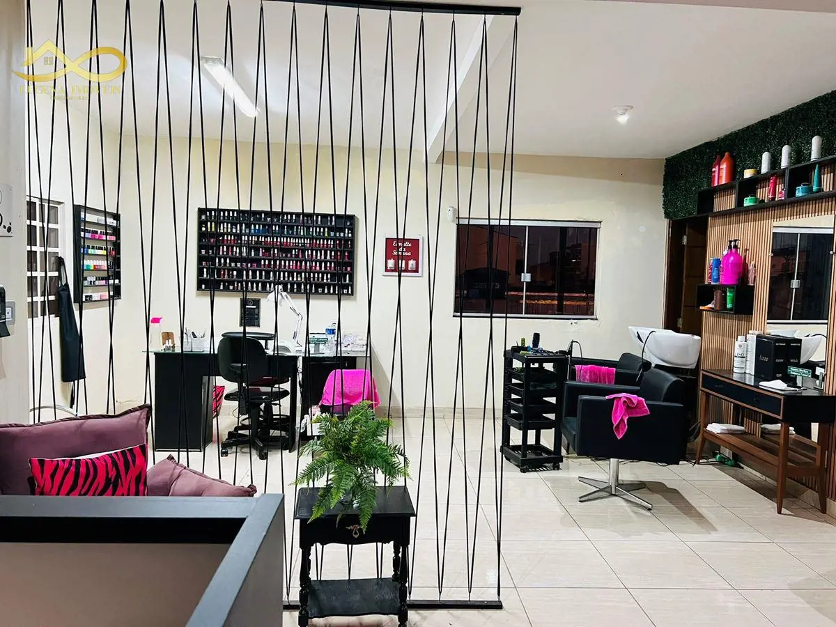 Descubra este charmoso sobrado em excelente localização na QNO 9, Ceilândia Nort...