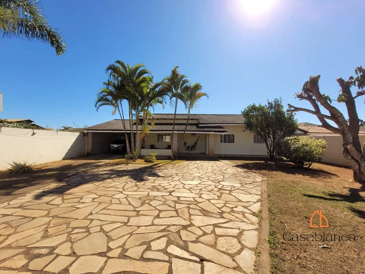 Excelente casa de 3 quartos na Quadra 1 do Condomínio Solar de Brasília:- Sala a...
