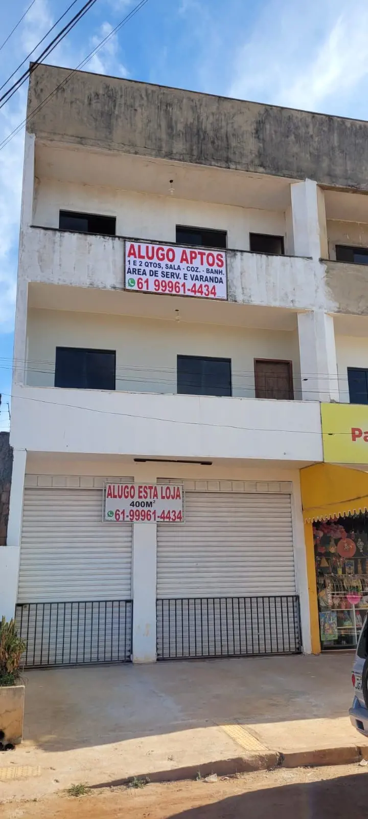 Alugo ótimo apartamento de dois quartos, sala, cozinha, banheiro, área de serviç...