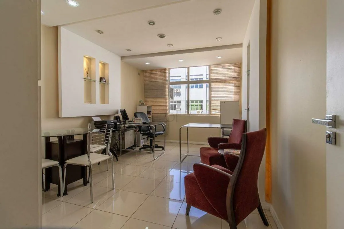 Apresentamos esta excelente sala reformada, decorada e mobiliada com 32,00m², si...