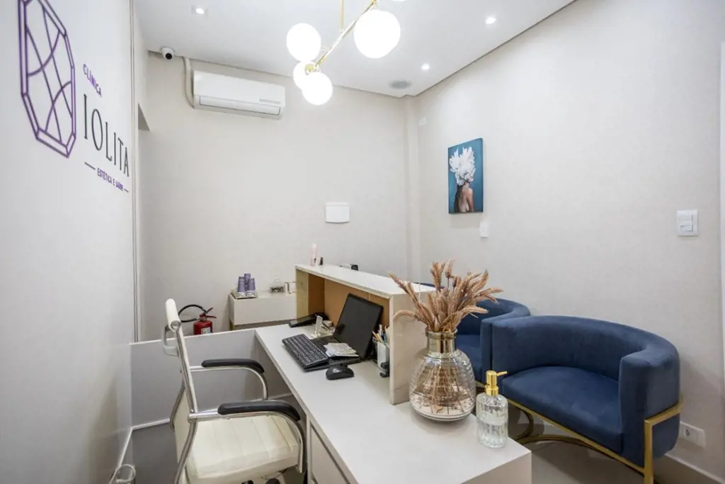 Excelente Salas mobiliadas: Sala 906 sendo, recepção com mesa com cadeira, 02 po...