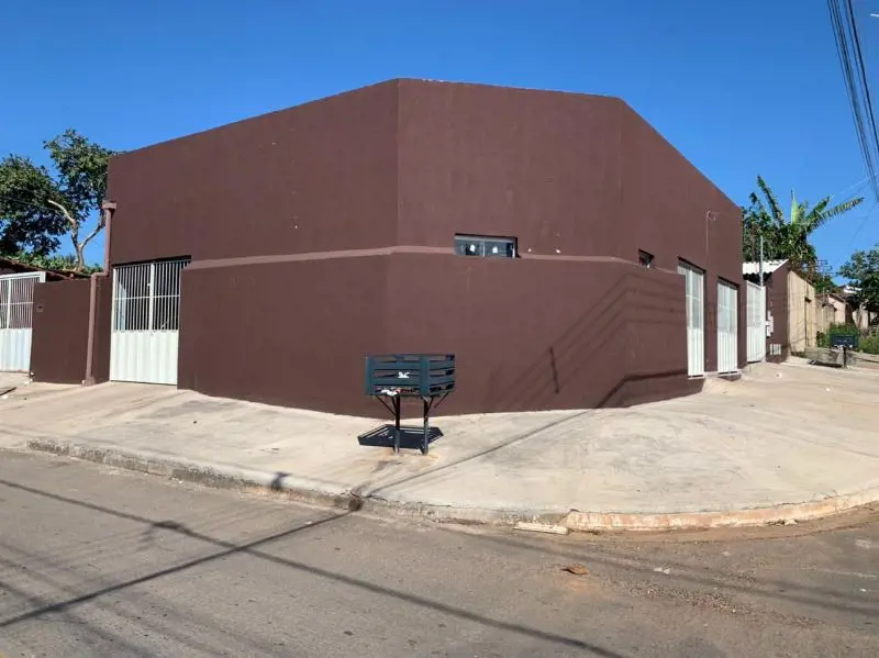 HENRIQUE: 9 8 1 9 8-4 2 4 0 (whatsapp) Conjunto contendo 4 kitinetes, sendo duas...