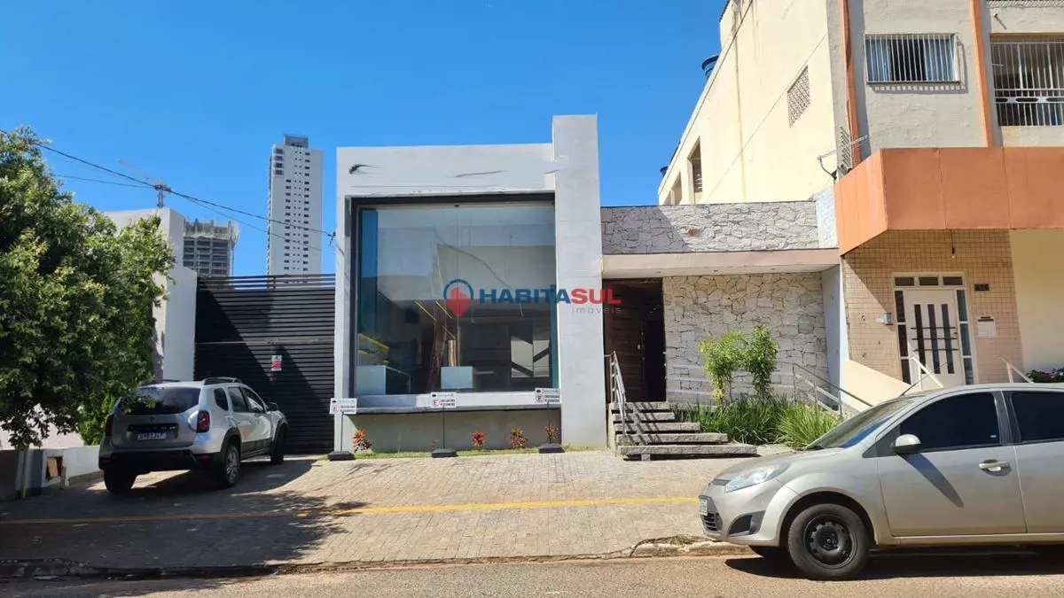 Loja com 207 m², possuí 02 portas de aço, 02 sanitários (Masculino e Feminino) l...