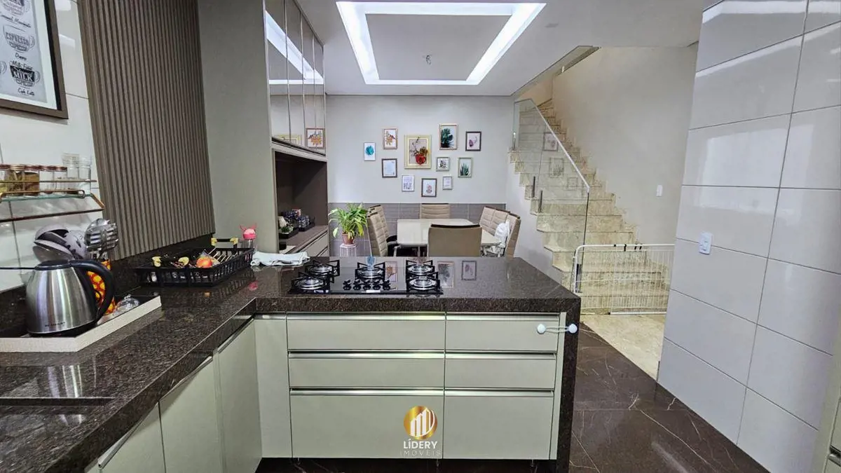 Casa moderna em Arniqueiras, em condomínio fechado com pé direto duplo, projeto ...