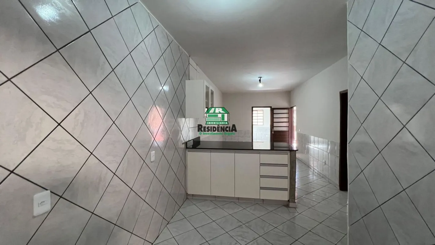 Casa contendo :- 03 quartos - Banheiro social - Sala- Cozinha - Área de serviço ...