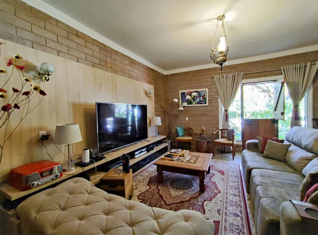 CASA ACONHEGANTE COM QUINTAL ESPAÇOSO E ÚNICO.Uma Casa Especial, para pessoas qu...