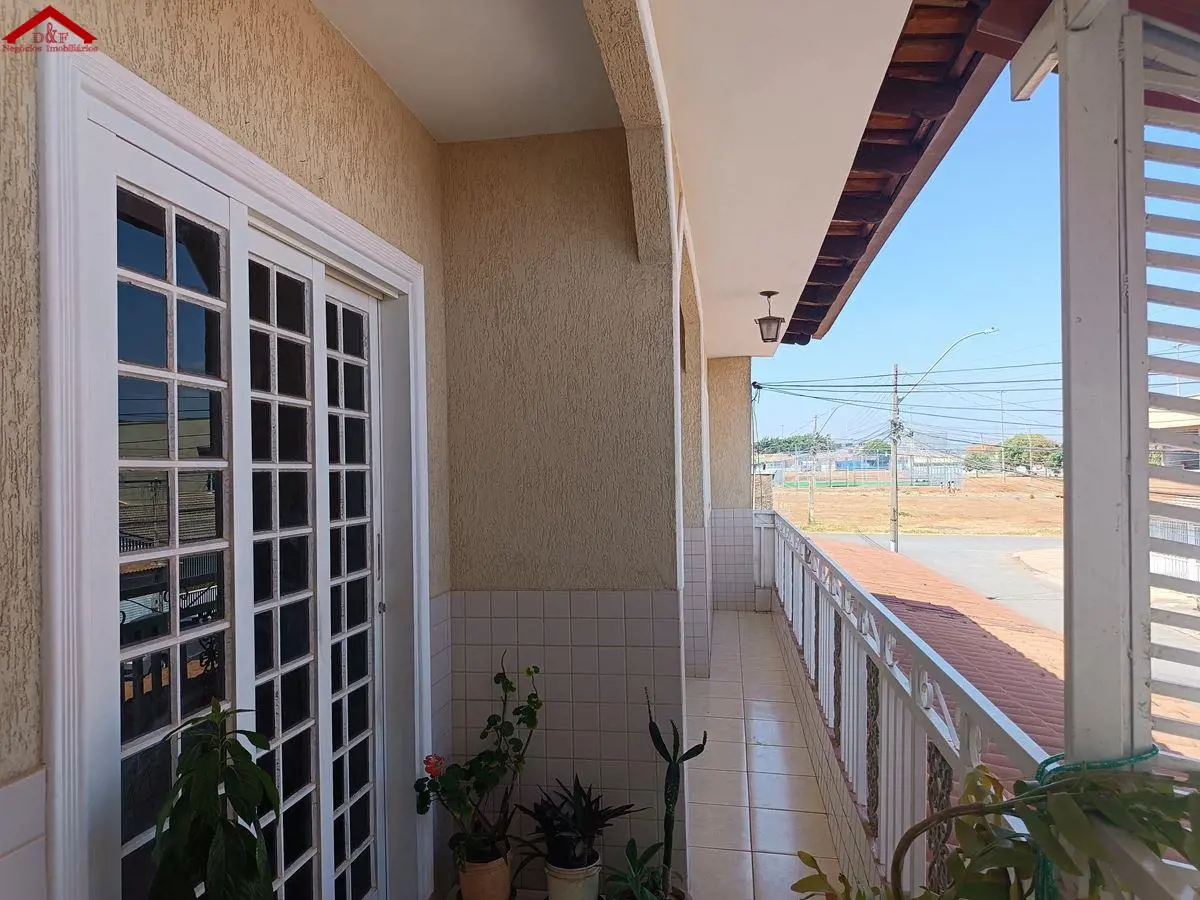 VENDE-SE EXCELENTE CASA SOBRADO COM 2(DOIS) PAVIMENTOS E UMA CASA DE FUNDOS POR ...