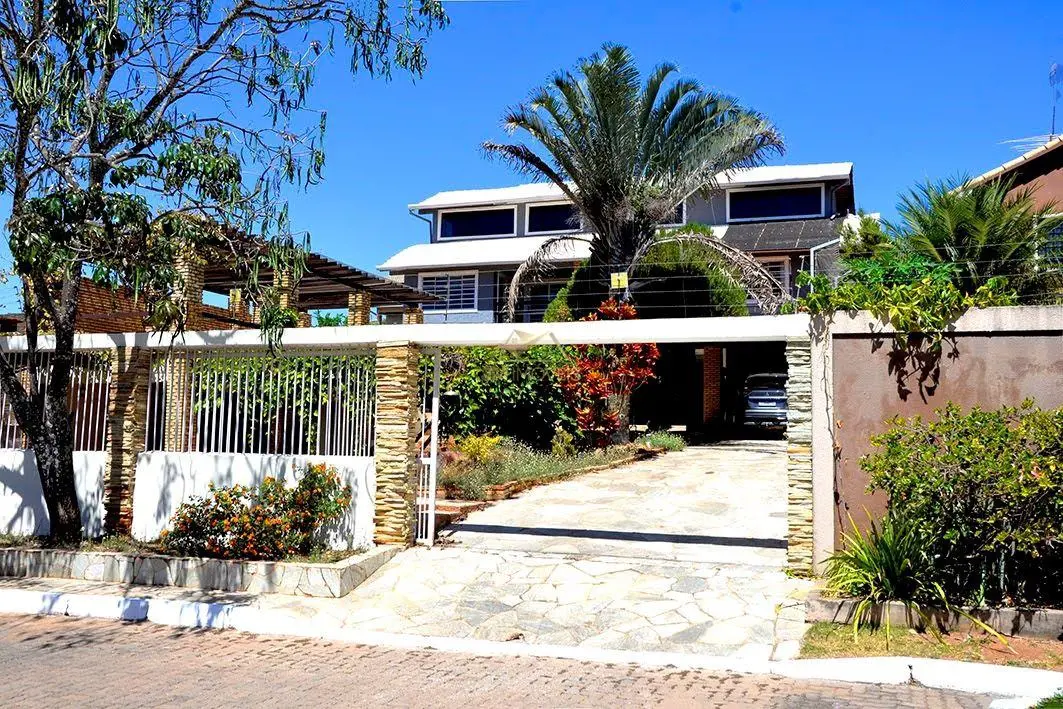  ***** DESCRIÇÃO *****Casa de 3 andares com 450 mts de área construída, frente l...