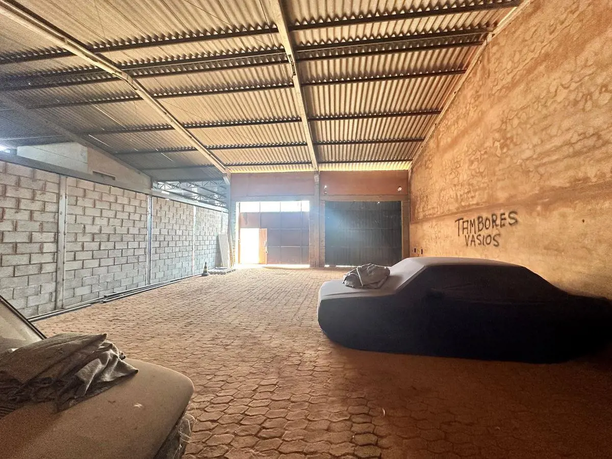 Alugo Galpão com 400m2;- Lote com 800m2- A área construída pode ser ampliada con...
