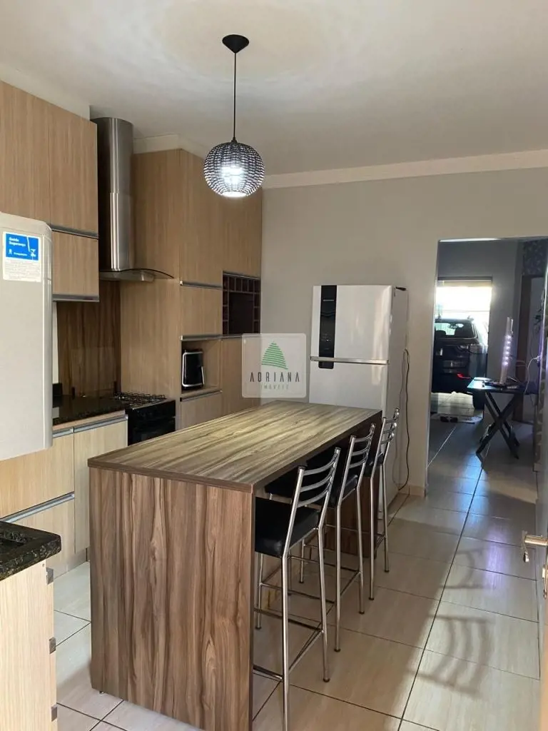 3 quartos, sendo 1 suíte, sala, banheiro social, cozinha, área de serviços com l...