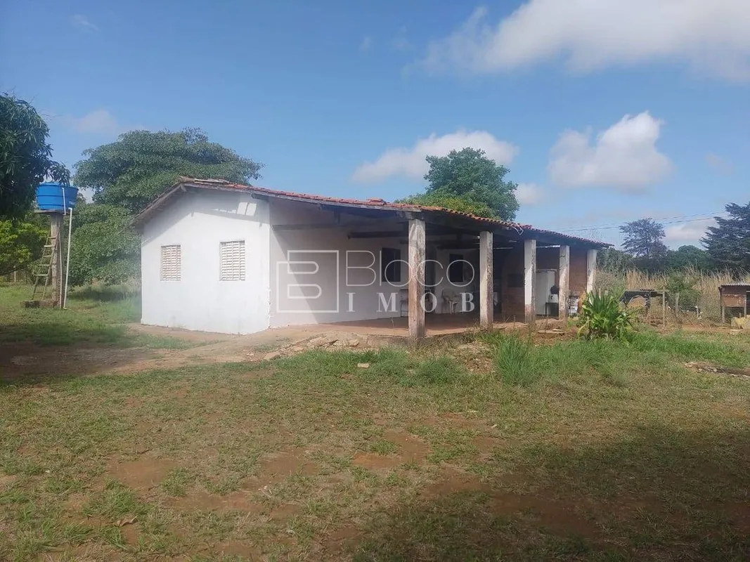 CHÁCARA NO LAGO OESTE   Sua chácara a 20km de Brasília. Casa Principal: - 2 quar...