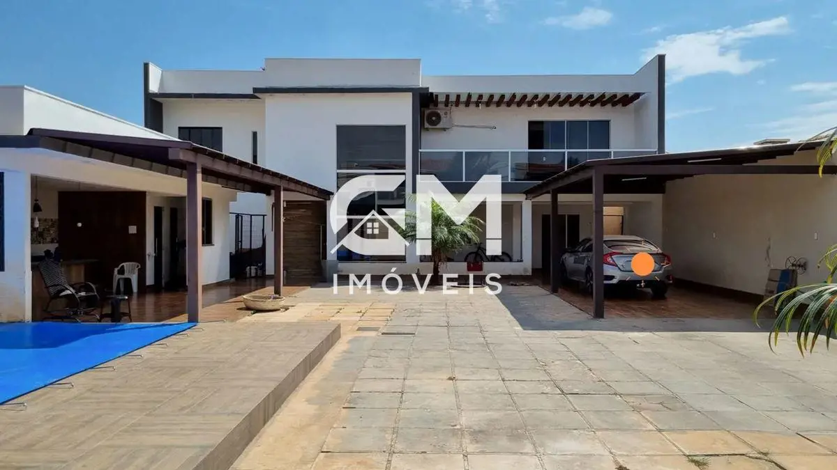 Lote: 504 m²Área construída: 300m²TÉRREO- Sala com holl de entrada;- Cozinha com...