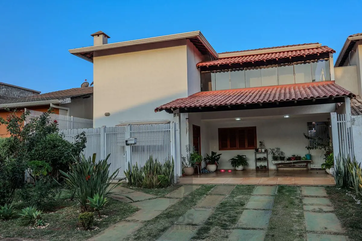 Condomínio fechado com segurança 24 horas.Linda vista!Casa com 02 pavimentos, de...