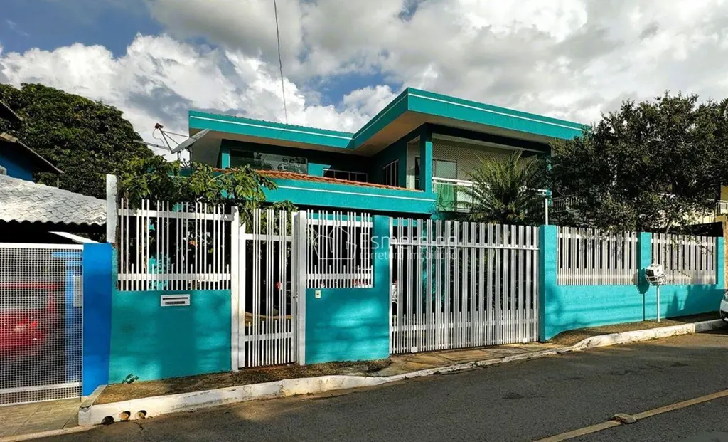 Esmeralda Corretora Imobiliária vende ótima casa no Condomínio Jardim Botânico V...