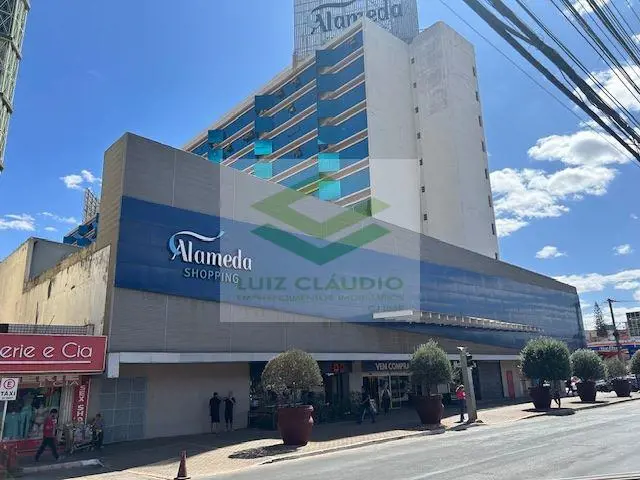 Sala reformada com banheiro, piso porcelanato, pintura nova, tendo de área priva...