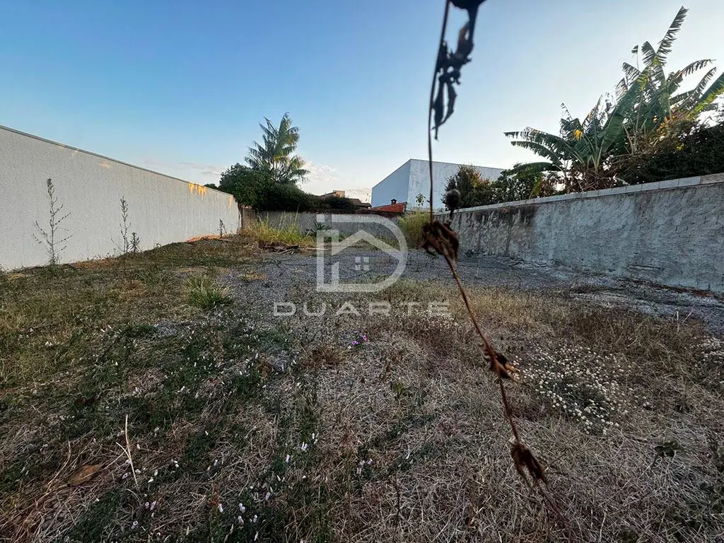 Lote em bairro Cidade Jardim, próximo a Av. Brasil Norte, com: - 450m² (15x30);-...