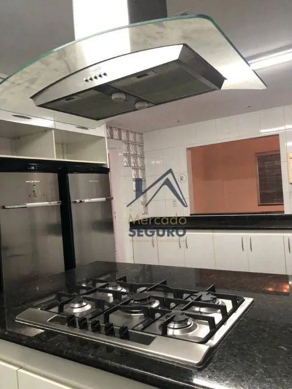 Mercado Seguro Imóveis vende:- Sobrado QE 36 Guará II- Lote 200 m²- 400 m² de ár...