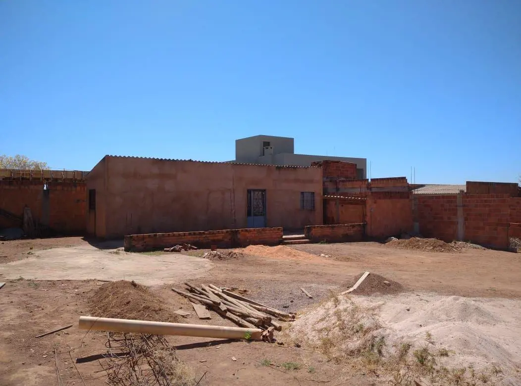 NORTON VENDE!TERRENO PLANO E MURADO EM RUA PAVIMENTADAÉDÍCULA COM ACABAMENTO NO ...