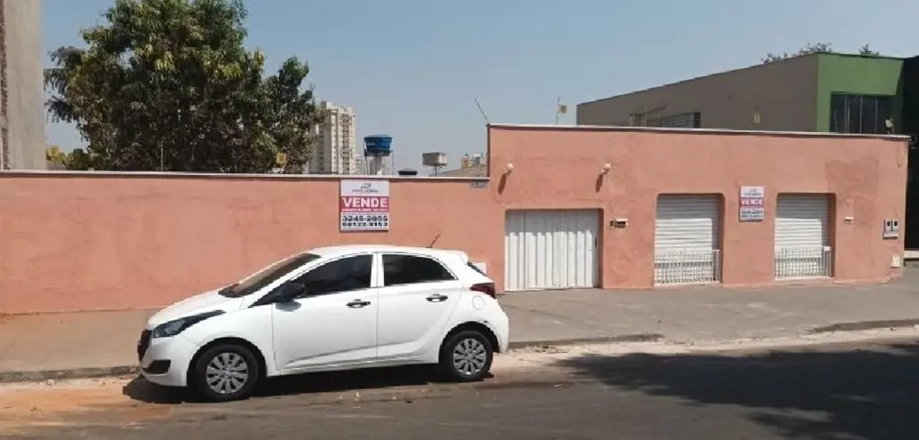 Casa bastante espaçosa, piso em cerâmica brilhante, com 01 sala comercial anexa....