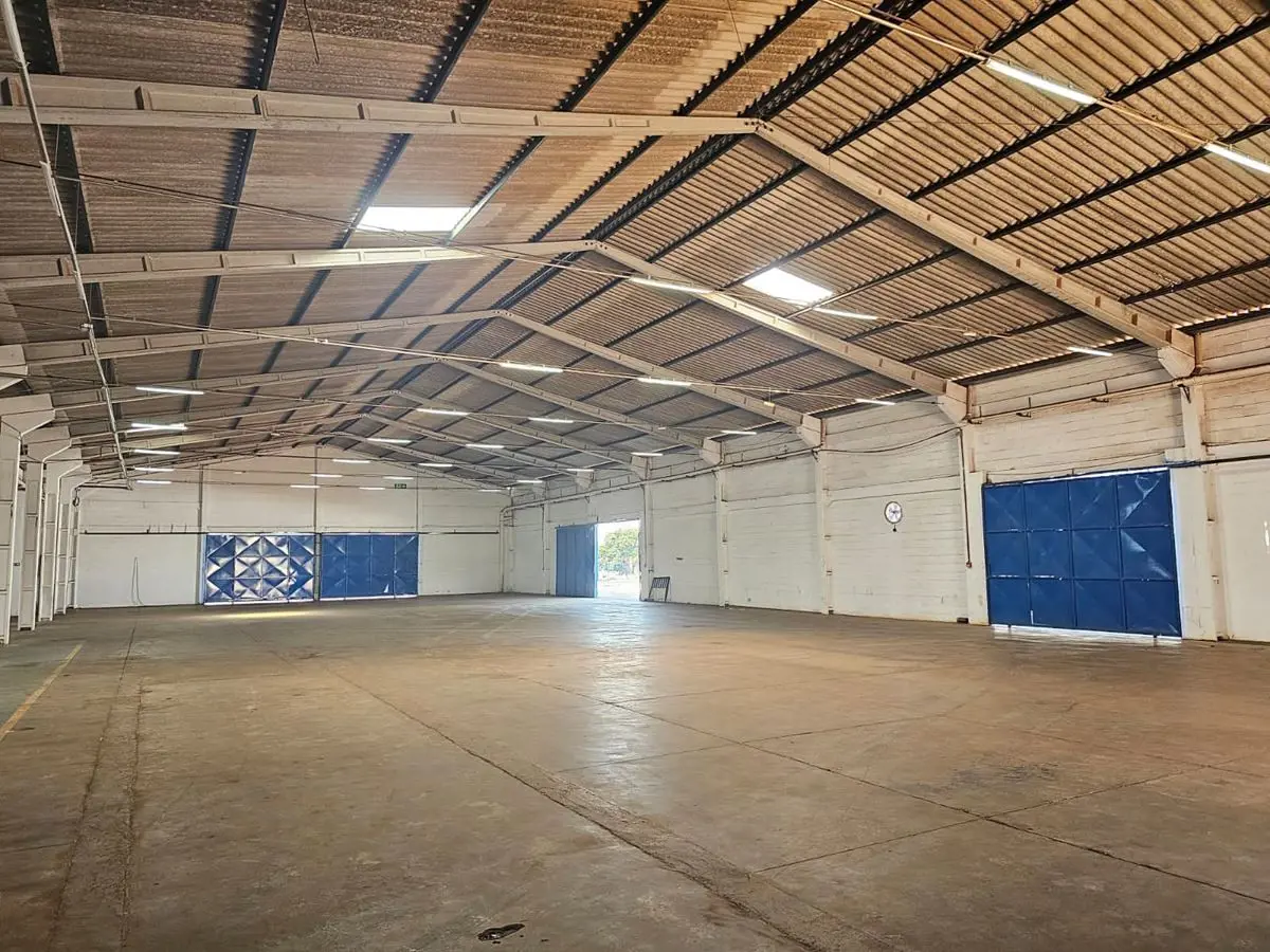 Galpão no Polo JK, na beira da BR-040. 2 entradas, guarita, alarme, pátio para m...