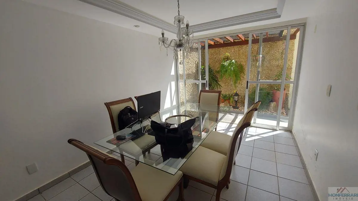 Casa no Setor Jardim América, em Goiânia. Sobrado com 4 quartos, sendo 2 suítes ...