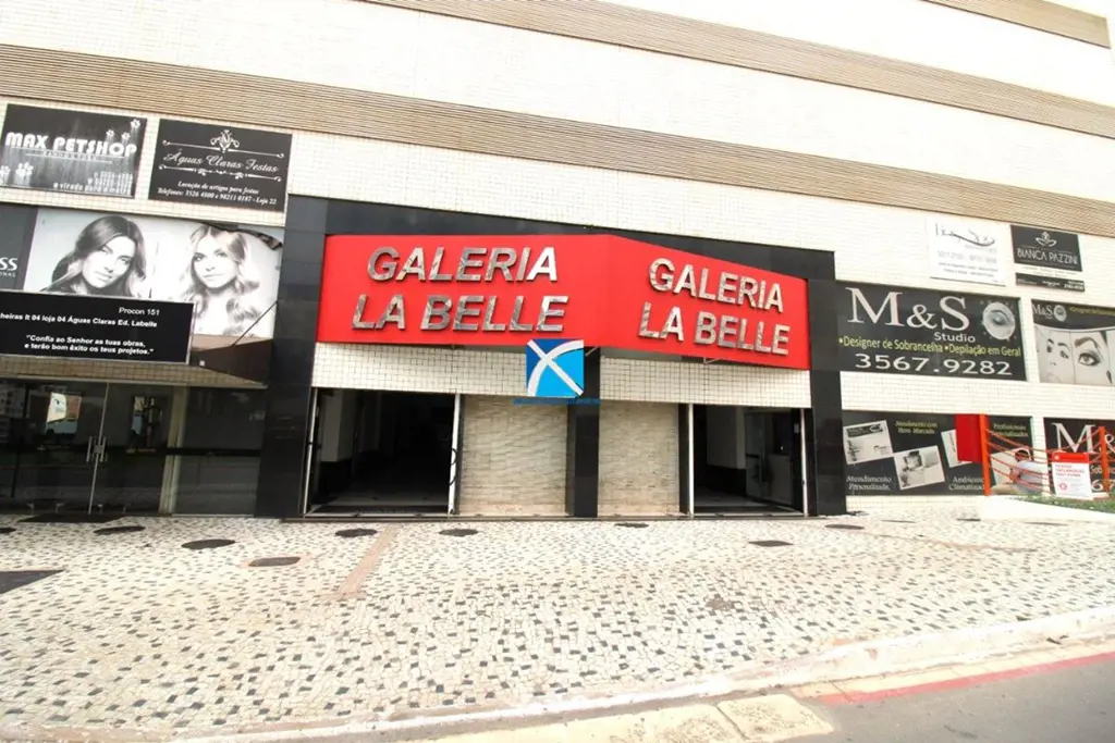 Excelente loja na Galaria do Ed. La Belle Maison, 74,03m², desocupada, com pé di...