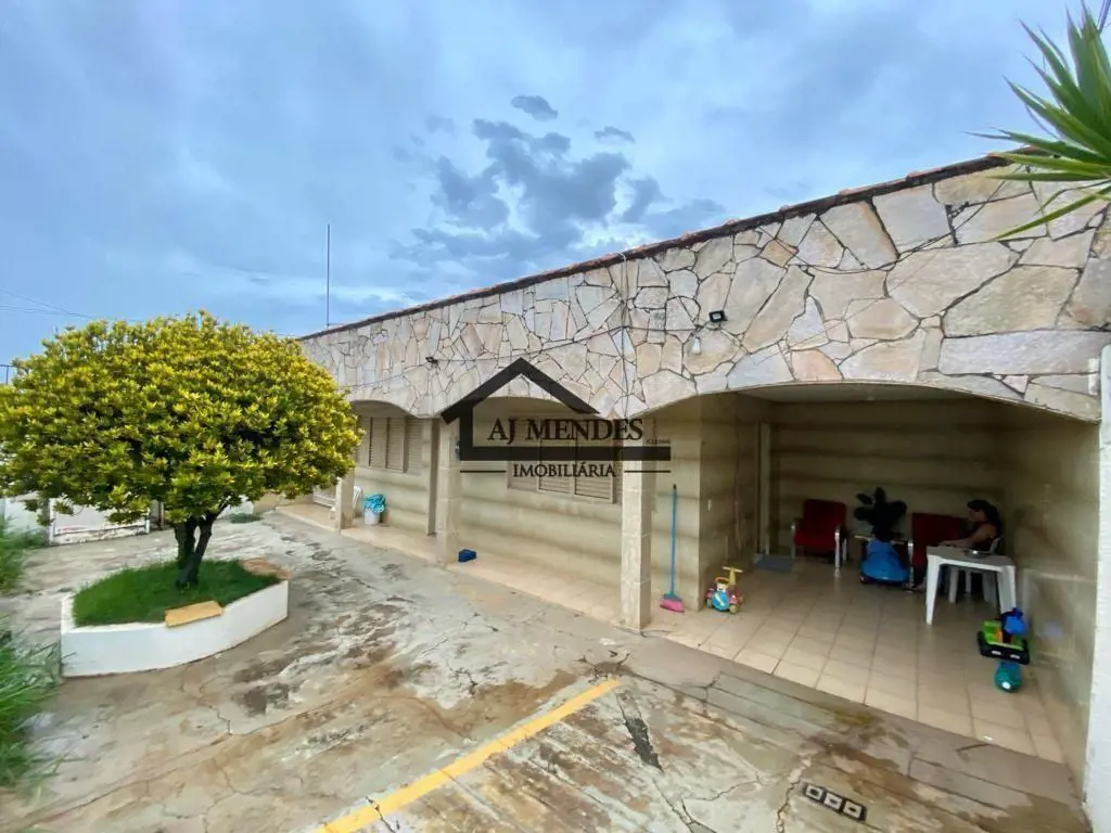 AJ MENDES IMOBILIÁRIA VENDE CASA EM SOBRADINHO - DF Terreno: 250m²; Área constru...