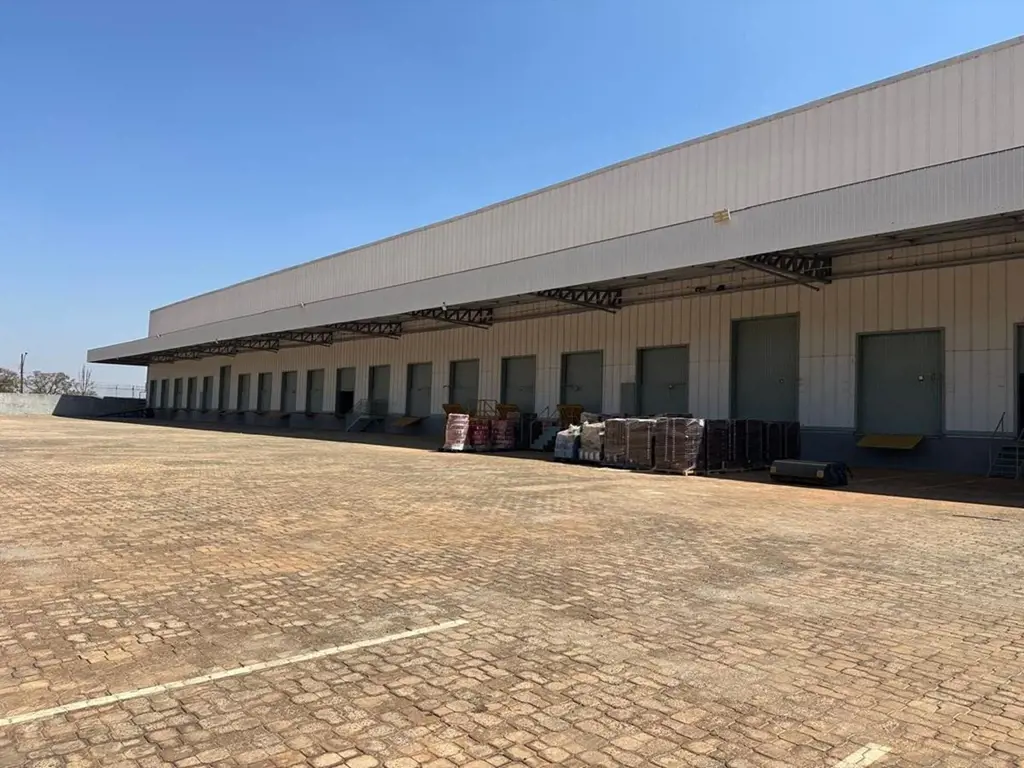 Apresentação de Área em Condomínio Logístico - 10.000 m² com 20 DocasOferecemos ...