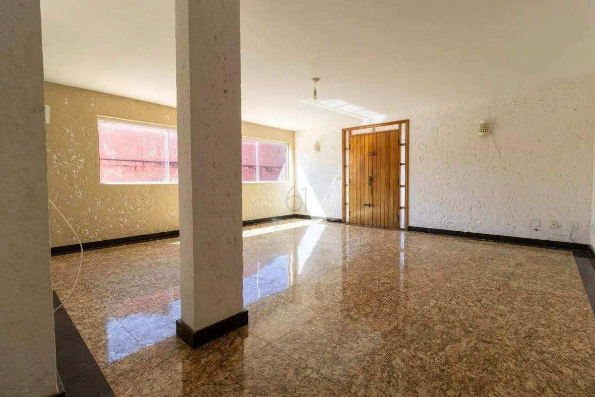 685m² de área construída | 3 suítes | Piscina | Churrasqueira | CampoDisponível ...