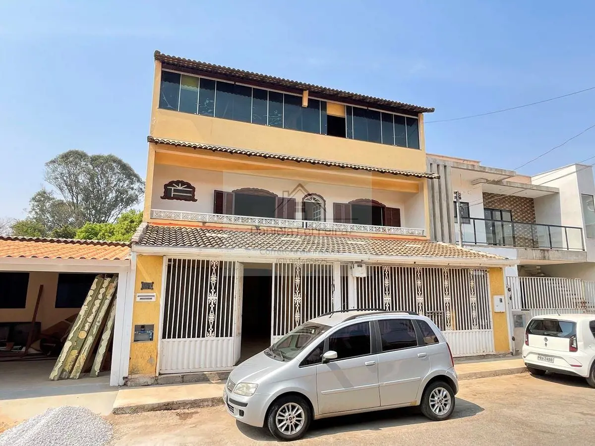 Vendo excelente sobrado em ótima região na CandangolândiaO sobrado conta com uma...