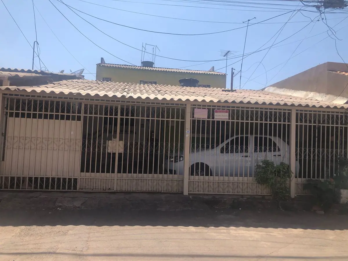 VENDE SE IMÓVEL QNP 18 Casa na frente e Sobrado nos fundos?Valor R$ 320mil Casa ...