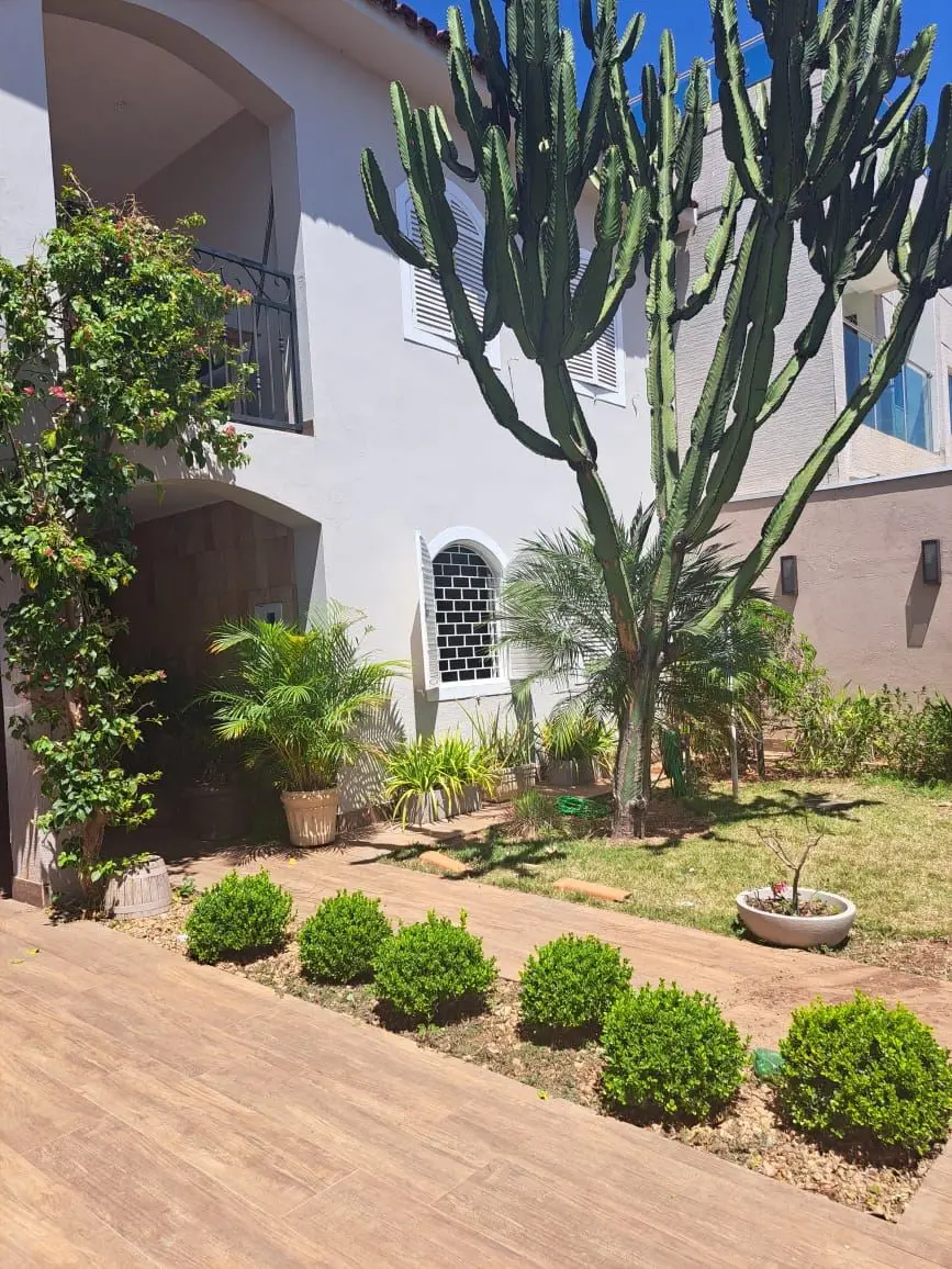 Este incrível sobrado está localizado na QE 21 Conjunto E, no bairro Guara II, e...