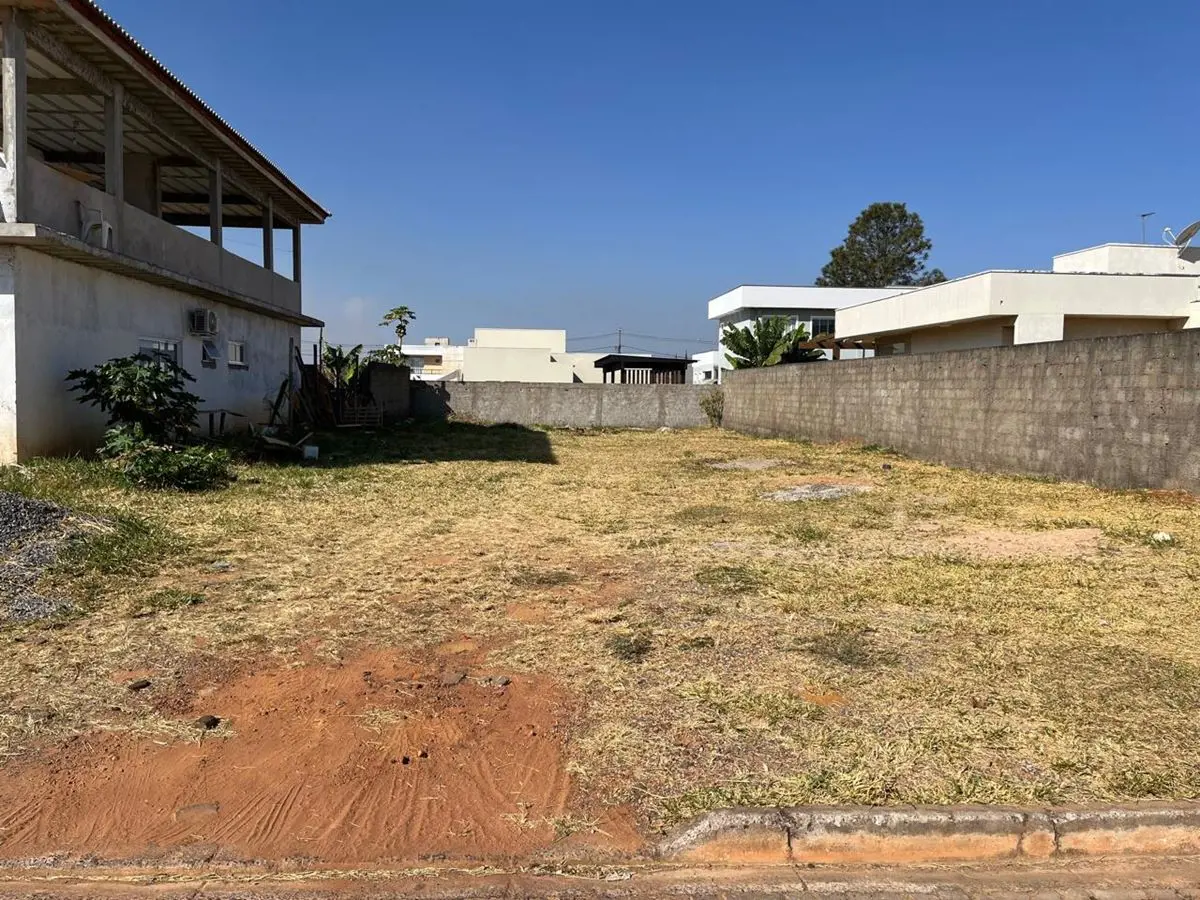 Julisce Alencar Assessoria Imobiliária vende...Lote localizado no Condomínio Alt...