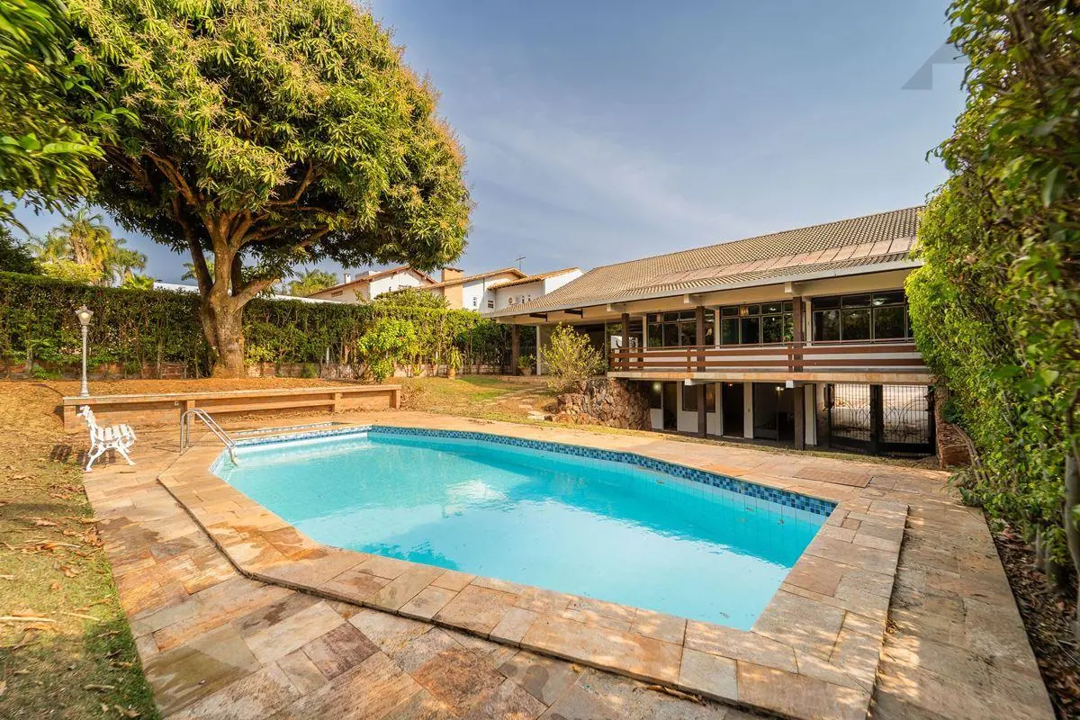 Casa térrea com espaços amplos e integrados na melhor localização do Lago Sul, p...