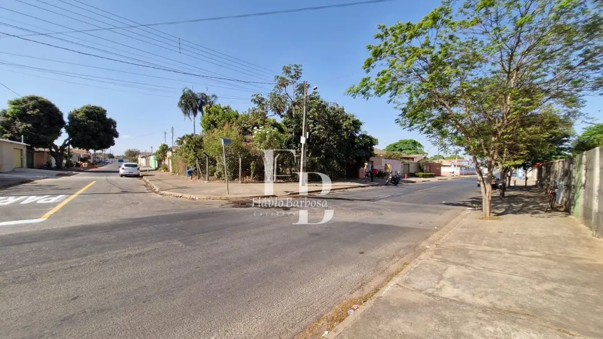 Terreno de 702,6 m2, contendo 2 barracões independentes com 2 quartos, sala, coz...