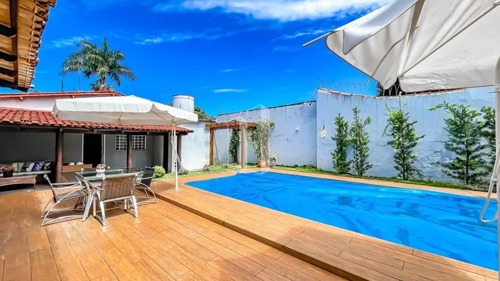 Casa com 4 quartos sendo 1 suíte, 3 salas , 2 varandas com armários. Piescina aq...