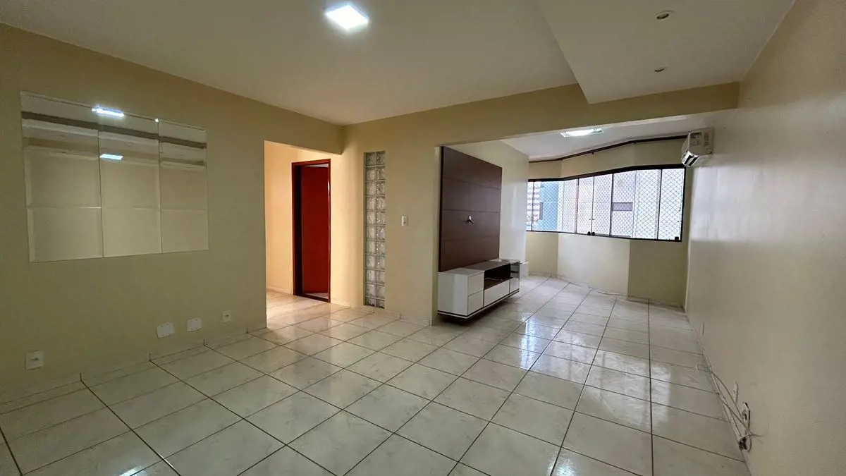 O imóvel é arejado e com muita claridade, possui 2 suites com janelas e ar condi...