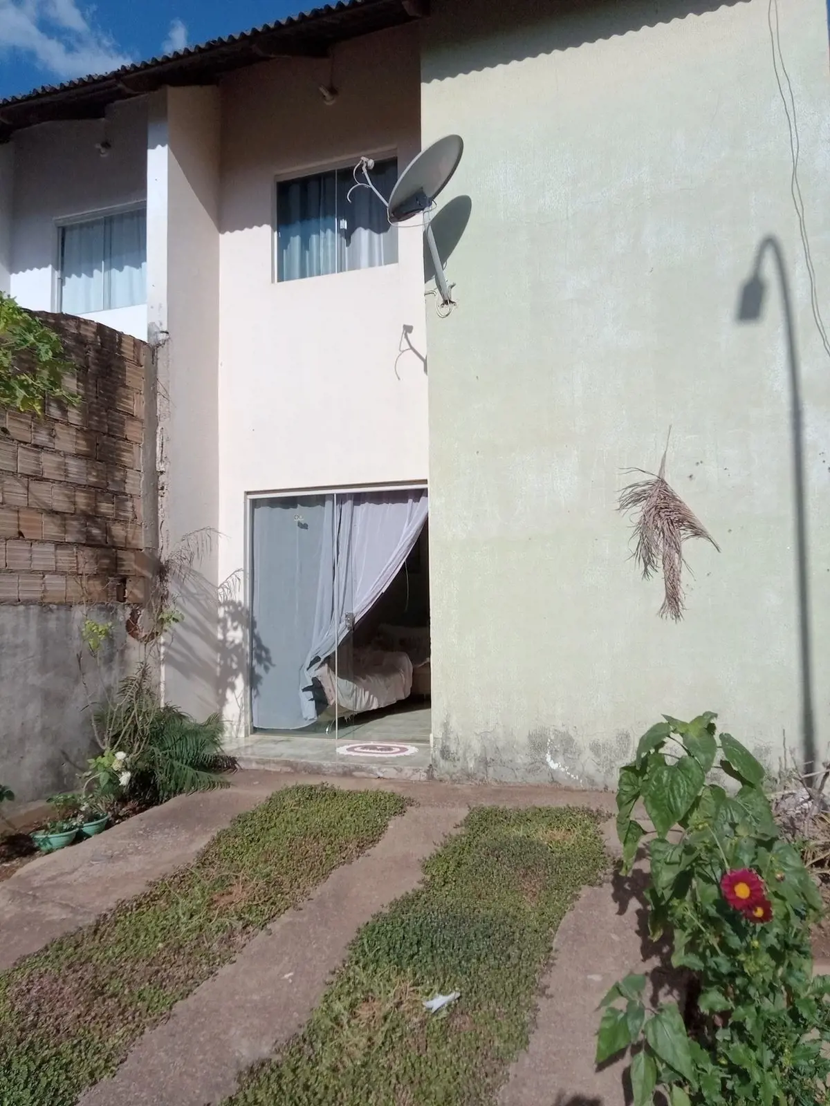 Excelente sobrado na CIDADE OCIDENTAL com as seguintes características:Pavimento...