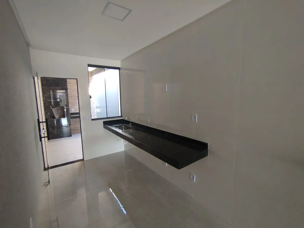Casa nova com 3 quartos, 1 suíte, banheiro social com nichos, sala 2 ambientes p...